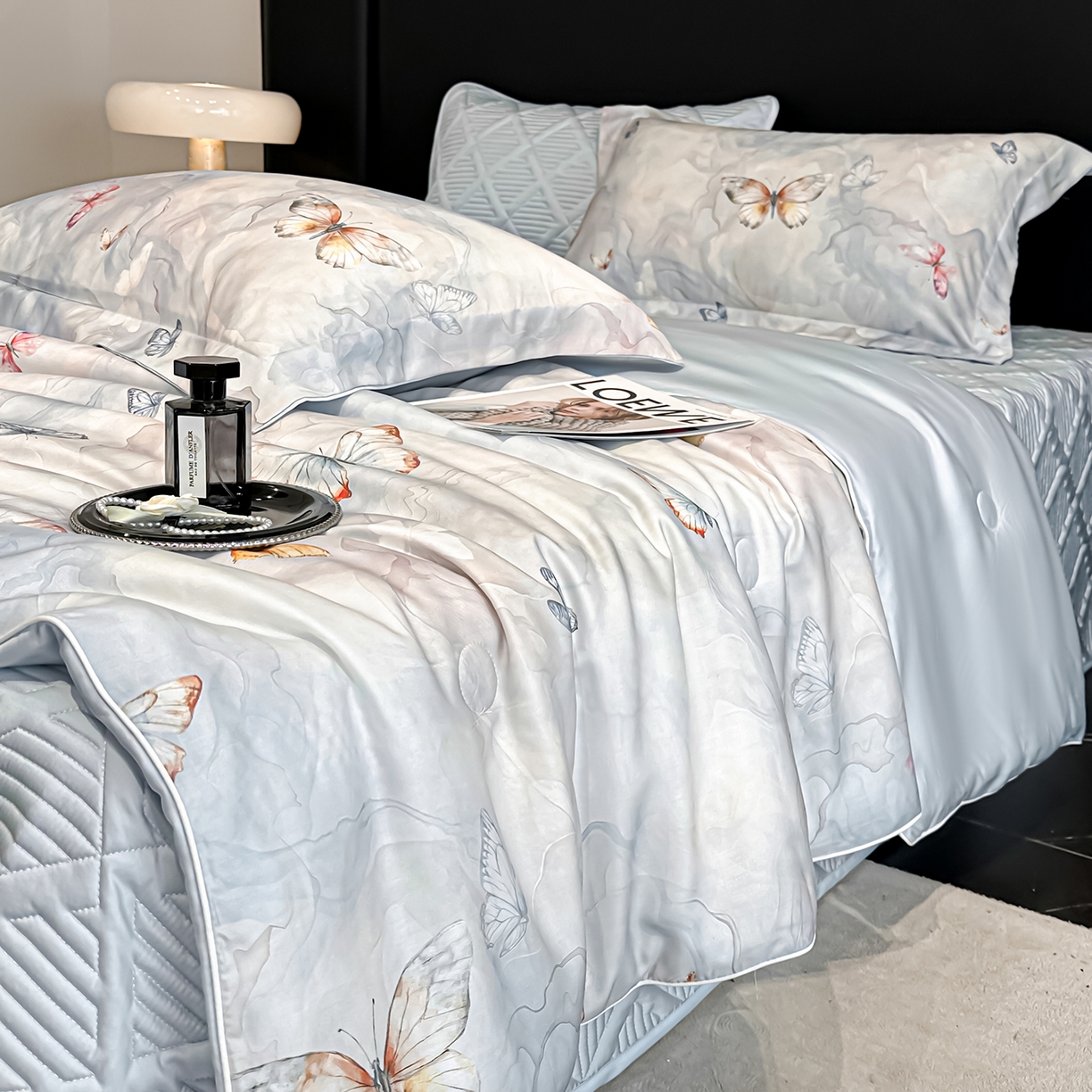 91家纺网 家纺一手货源 找家纺 吾秀家居 2026春夏新款数码印花莱赛尔天丝夏被夏凉被空调被-天印系列 蝶语-蓝