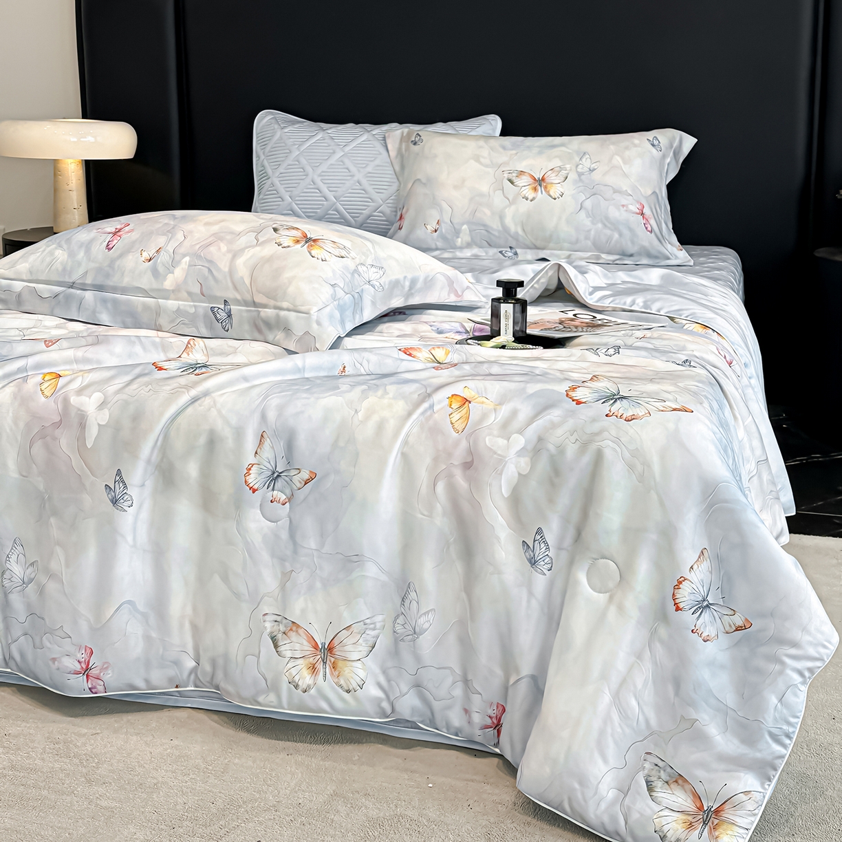 91家纺网 家纺一手货源 找家纺 吾秀家居 2026春夏新款数码印花莱赛尔天丝夏被夏凉被空调被-天印系列 蝶语-蓝