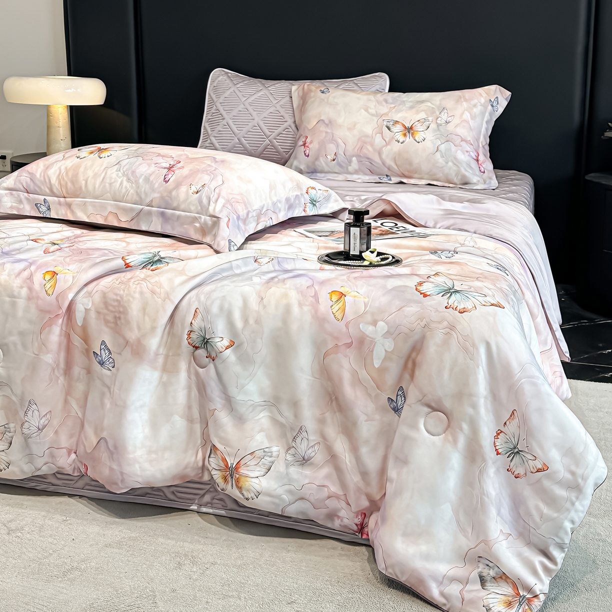 91家纺网 家纺一手货源 找家纺 吾秀家居 2026春夏新款数码印花莱赛尔天丝夏被夏凉被空调被-天印系列 蝶语-粉