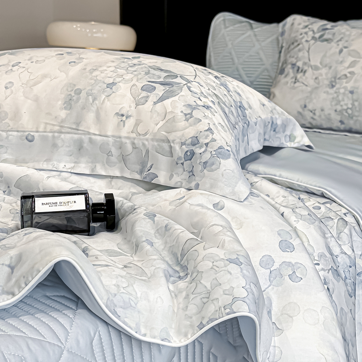 91家纺网 家纺一手货源 找家纺 吾秀家居 2026春夏新款数码印花莱赛尔天丝夏被夏凉被空调被-天印系列 且听风吟