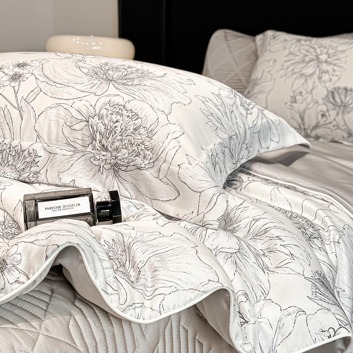 91家纺网 家纺一手货源 找家纺 吾秀家居 2026春夏新款数码印花莱赛尔天丝夏被夏凉被空调被-天印系列 青墨花影