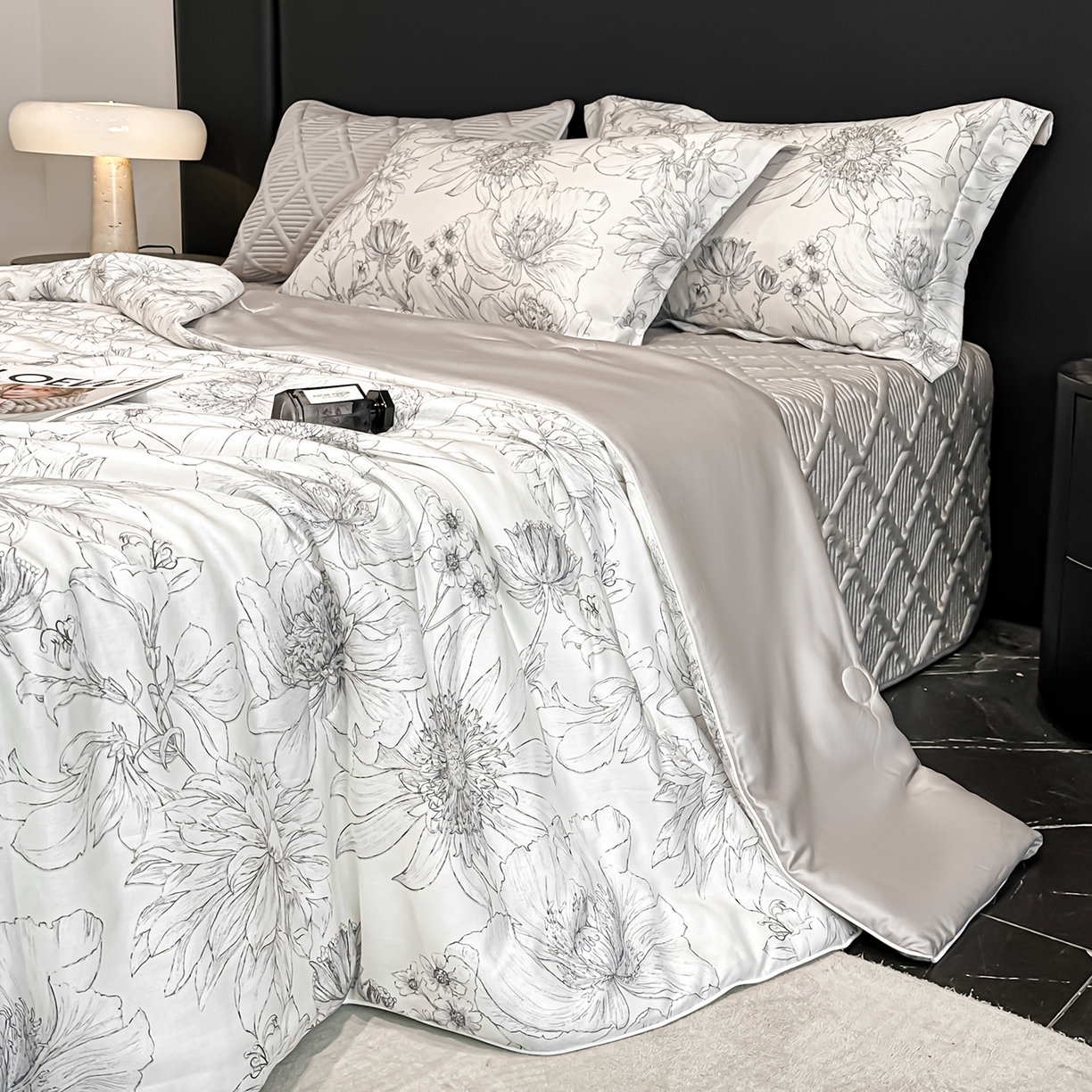 91家纺网 家纺一手货源 找家纺 吾秀家居 2026春夏新款数码印花莱赛尔天丝夏被夏凉被空调被-天印系列 青墨花影