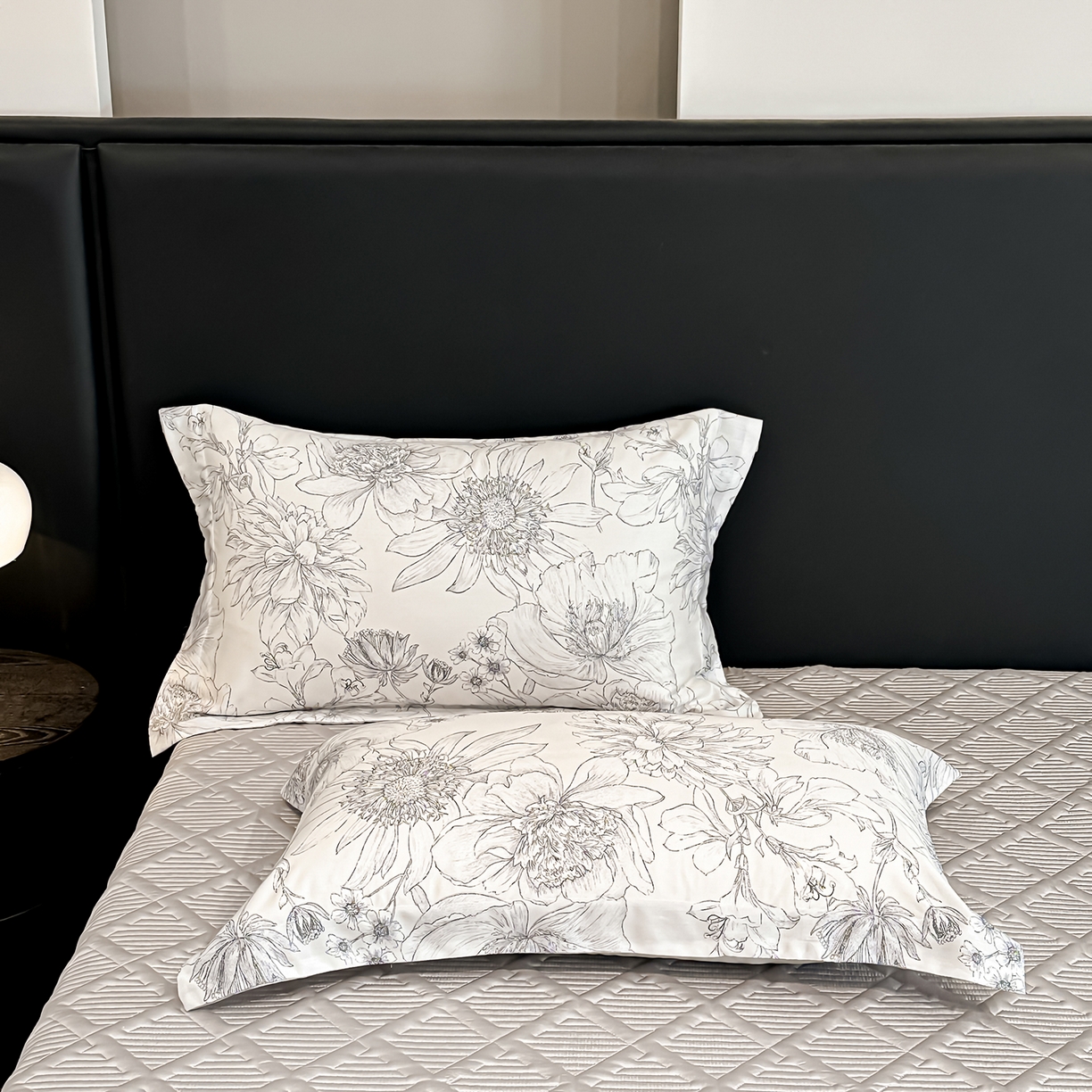 91家纺网 家纺一手货源 找家纺 吾秀家居 2026春夏新款数码印花莱赛尔天丝夏被夏凉被空调被-天印系列 青墨花影