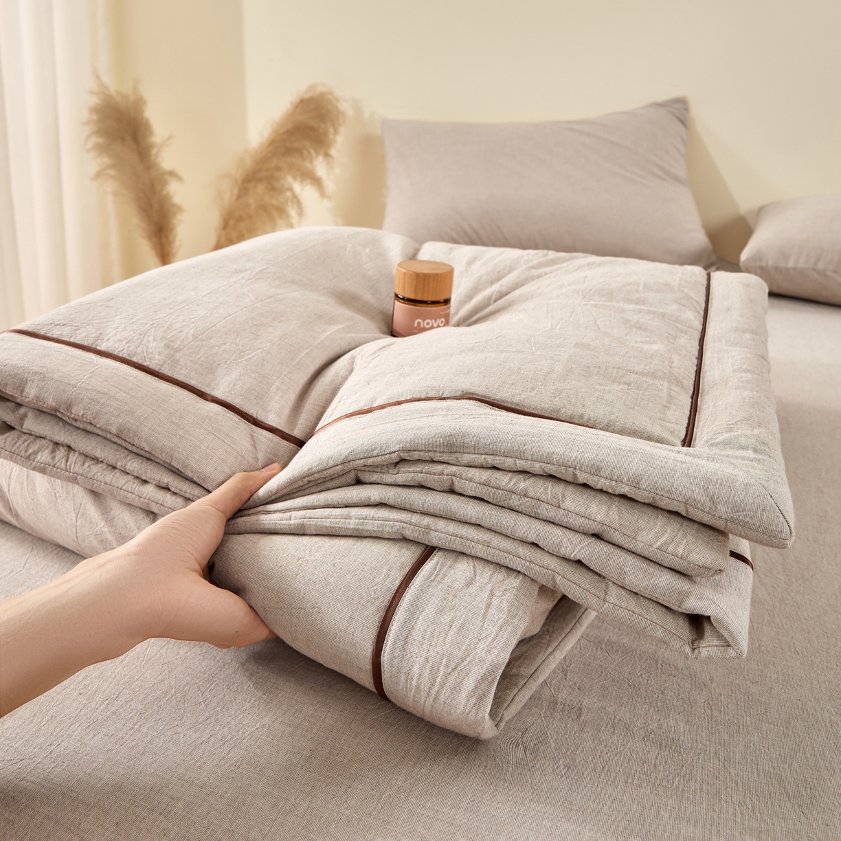 91家纺网 家纺一手货源 找家纺 吾秀家居 2026春夏新款纯色棉麻棉花夏被夏凉被空调被-麻生活系列 麻生活-浅驼