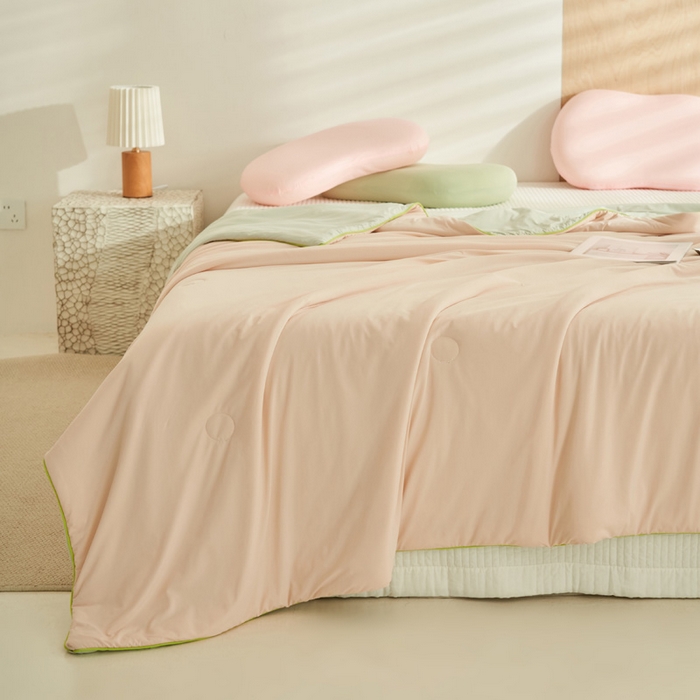 91家纺网 家纺一手货源 找家纺 晨曦家纺 2026新款A类凉感丝清凉大豆夏被四件套-熊猫冻冻被 冻冻被-奶油粉灰