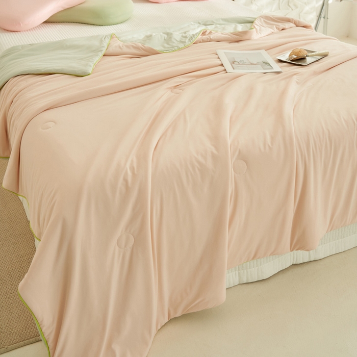 91家纺网 家纺一手货源 找家纺 晨曦家纺 2026新款A类凉感丝清凉大豆夏被四件套-熊猫冻冻被 冻冻被-奶油粉灰