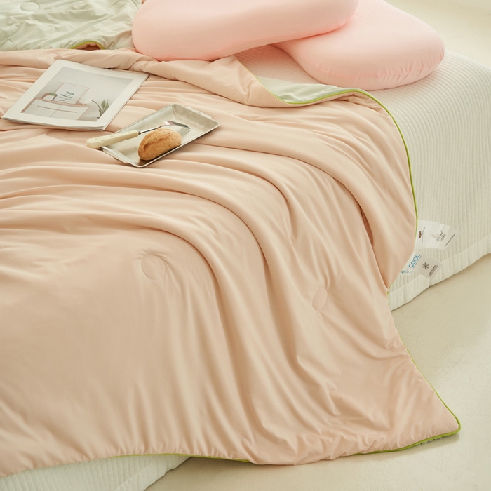 91家纺网 家纺一手货源 找家纺 晨曦家纺 2026新款A类凉感丝清凉大豆夏被四件套-熊猫冻冻被 冻冻被-奶油粉灰