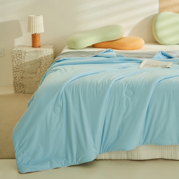 91家纺网 家纺一手货源 找家纺 晨曦家纺 2026新款A类凉感丝清凉大豆夏被四件套-熊猫冻冻被 冻冻被-雾蓝灰