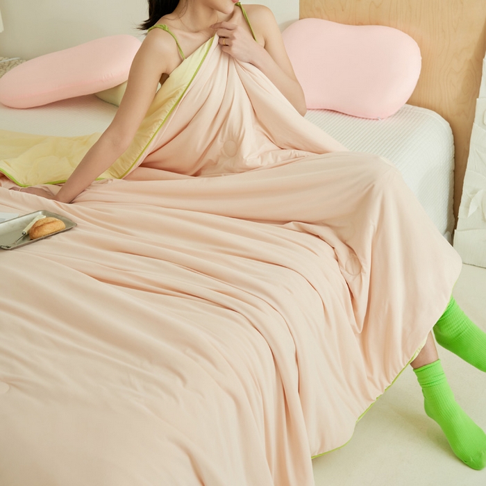 91家纺网 家纺一手货源 找家纺 晨曦家纺 2026新款A类凉感丝清凉大豆夏被四件套-熊猫冻冻被 冻冻被-微醺奶油黄粉