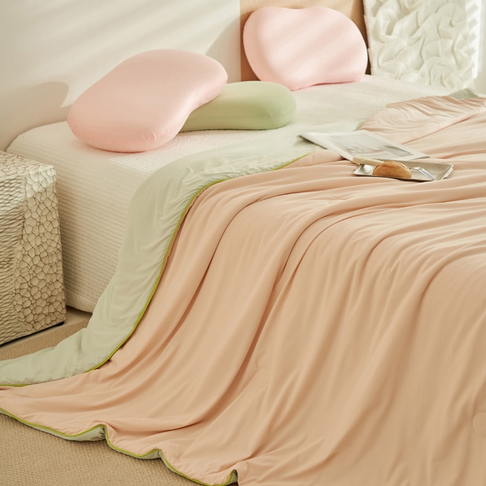 91家纺网 家纺一手货源 找家纺 晨曦家纺 2026新款A类凉感丝清凉大豆夏被四件套-熊猫冻冻被 冻冻被-奶油粉灰