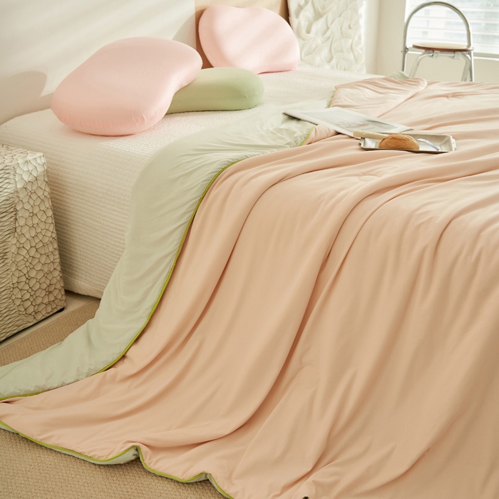 91家纺网 家纺一手货源 找家纺 晨曦家纺 2026新款A类凉感丝清凉大豆夏被四件套-熊猫冻冻被 冻冻被-奶油粉灰