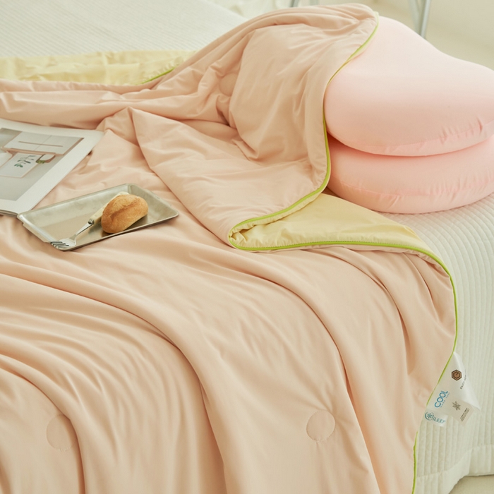 91家纺网 家纺一手货源 找家纺 晨曦家纺 2026新款A类凉感丝清凉大豆夏被四件套-熊猫冻冻被 冻冻被-微醺奶油黄粉