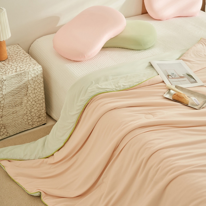 91家纺网 家纺一手货源 找家纺 晨曦家纺 2026新款A类凉感丝清凉大豆夏被四件套-熊猫冻冻被 冻冻被-奶油粉灰