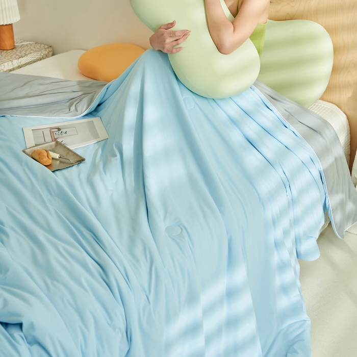 91家纺网 家纺一手货源 找家纺 晨曦家纺 2026新款A类凉感丝清凉大豆夏被四件套-熊猫冻冻被 冻冻被-雾蓝灰