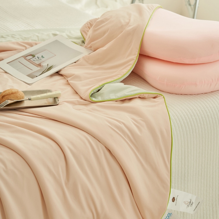 91家纺网 家纺一手货源 找家纺 晨曦家纺 2026新款A类凉感丝清凉大豆夏被四件套-熊猫冻冻被 冻冻被-奶油粉灰