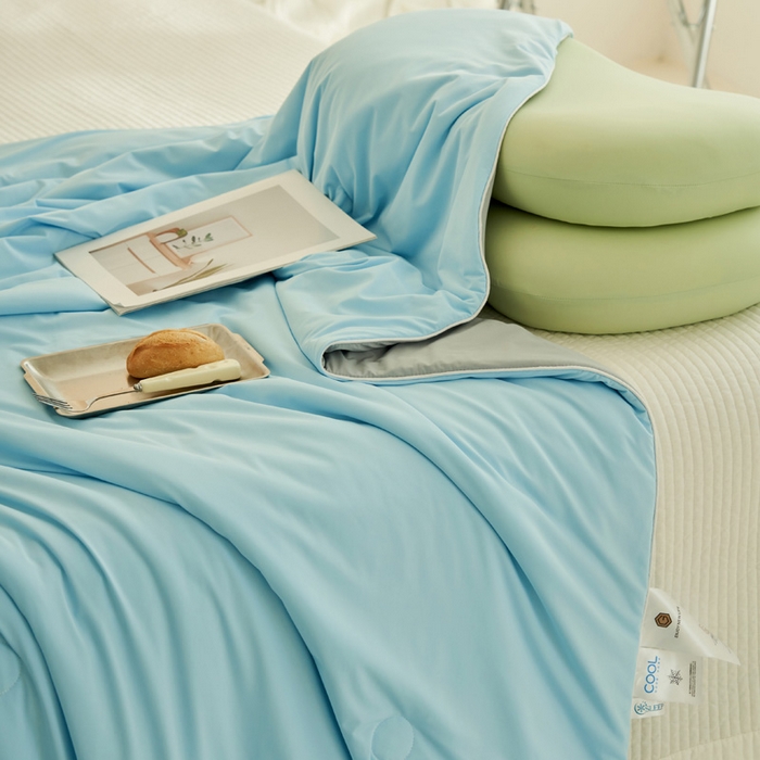 91家纺网 家纺一手货源 找家纺 晨曦家纺 2026新款A类凉感丝清凉大豆夏被四件套-熊猫冻冻被 冻冻被-雾蓝灰