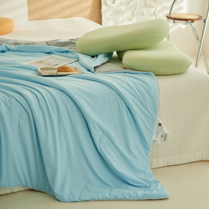 91家纺网 家纺一手货源 找家纺 晨曦家纺 2026新款A类凉感丝清凉大豆夏被四件套-熊猫冻冻被 冻冻被-雾蓝灰