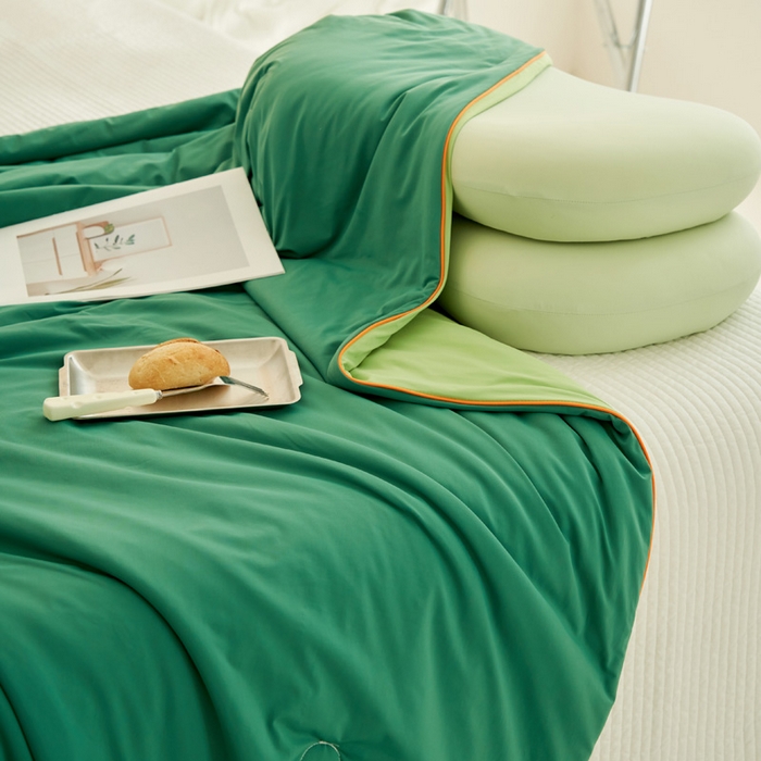 91家纺网 家纺一手货源 找家纺 晨曦家纺 2026新款A类凉感丝清凉大豆夏被四件套-熊猫冻冻被 冻冻被-深蓝拼苹果绿