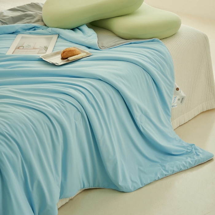 91家纺网 家纺一手货源 找家纺 晨曦家纺 2026新款A类凉感丝清凉大豆夏被四件套-熊猫冻冻被 冻冻被-雾蓝灰