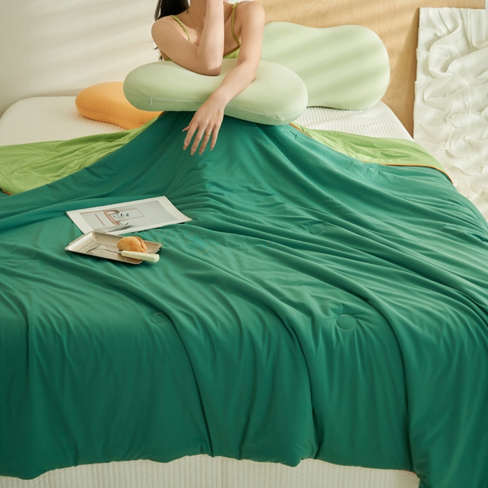 91家纺网 家纺一手货源 找家纺 晨曦家纺 2026新款A类凉感丝清凉大豆夏被四件套-熊猫冻冻被 冻冻被-深蓝拼苹果绿