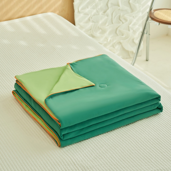 91家纺网 家纺一手货源 找家纺 晨曦家纺 2026新款A类凉感丝清凉大豆夏被四件套-熊猫冻冻被 冻冻被-深蓝拼苹果绿