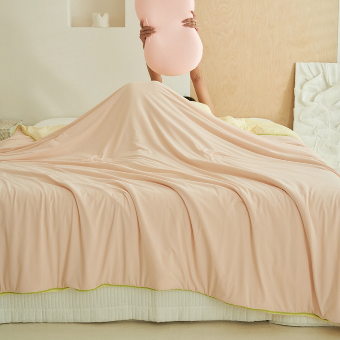 91家纺网 家纺一手货源 找家纺 晨曦家纺 2026新款A类凉感丝清凉大豆夏被四件套-熊猫冻冻被 冻冻被-微醺奶油黄粉