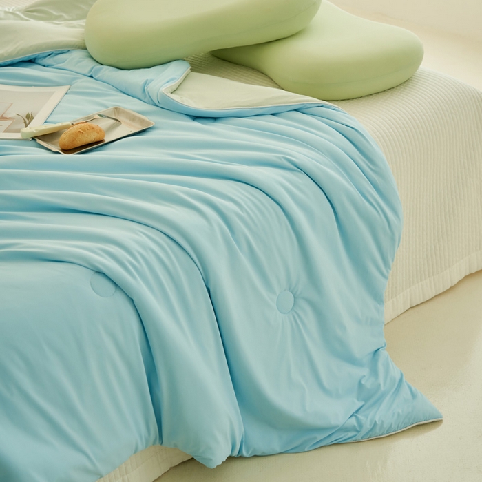 91家纺网 家纺一手货源 找家纺 晨曦家纺 2026新款A类凉感丝清凉大豆夏被四件套-熊猫冻冻被 冻冻被-天青色拼天蓝