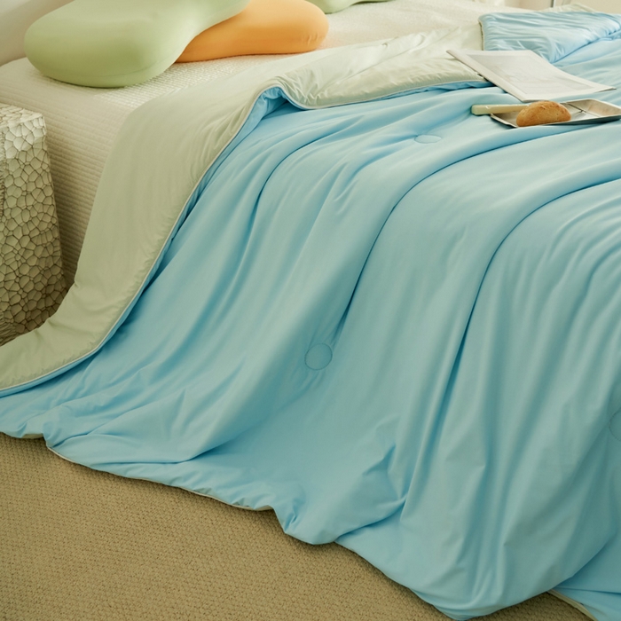 91家纺网 家纺一手货源 找家纺 晨曦家纺 2026新款A类凉感丝清凉大豆夏被四件套-熊猫冻冻被 冻冻被-天青色拼天蓝