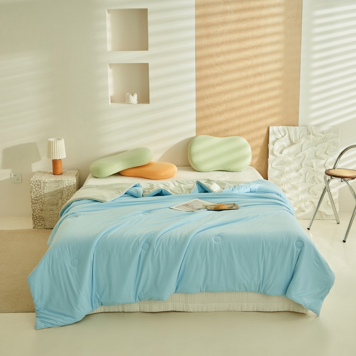 91家纺网 家纺一手货源 找家纺 晨曦家纺 2026新款A类凉感丝清凉大豆夏被四件套-熊猫冻冻被 冻冻被-天青色拼天蓝