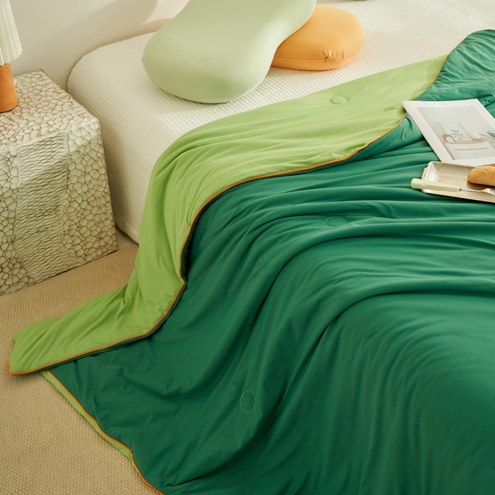 91家纺网 家纺一手货源 找家纺 晨曦家纺 2026新款A类凉感丝清凉大豆夏被四件套-熊猫冻冻被 冻冻被-深蓝拼苹果绿