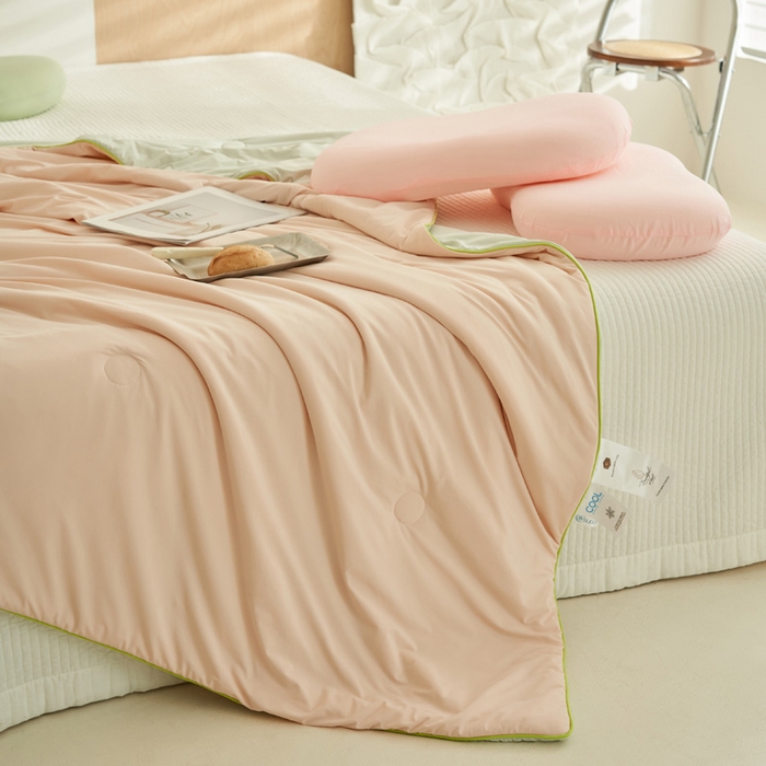 91家纺网 家纺一手货源 找家纺 晨曦家纺 2026新款A类凉感丝清凉大豆夏被四件套-熊猫冻冻被 冻冻被-奶油粉灰