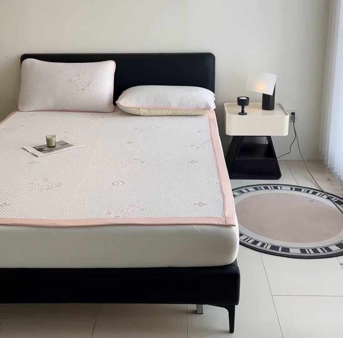 91家纺网 家纺一手货源 找家纺 （总）家品罗兰 2026新款夏季A类冰豆豆凉席冰丝凉席家用双人冰丝席床单可机洗水洗单人学生宿舍夏天空调软席三件套大床