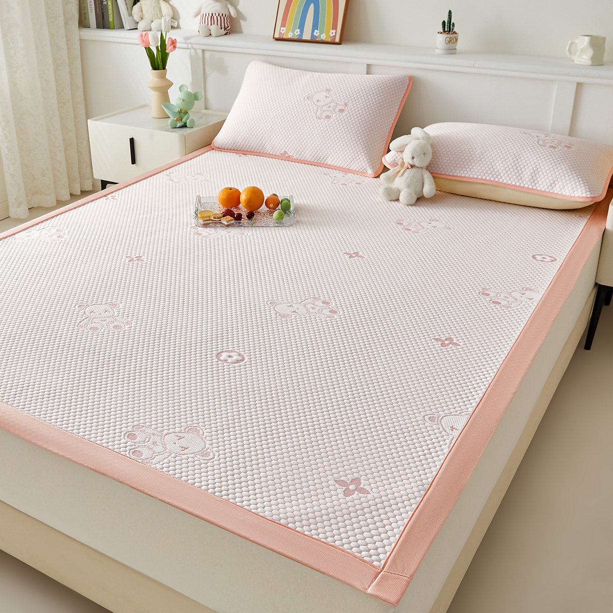 91家纺网 家纺一手货源 找家纺 家品罗兰 2026新款夏季A类冰豆豆凉席冰丝凉席家用双人冰丝席床单可机洗水洗单人学生宿舍夏天空调软席三件套大床 抱抱熊-粉