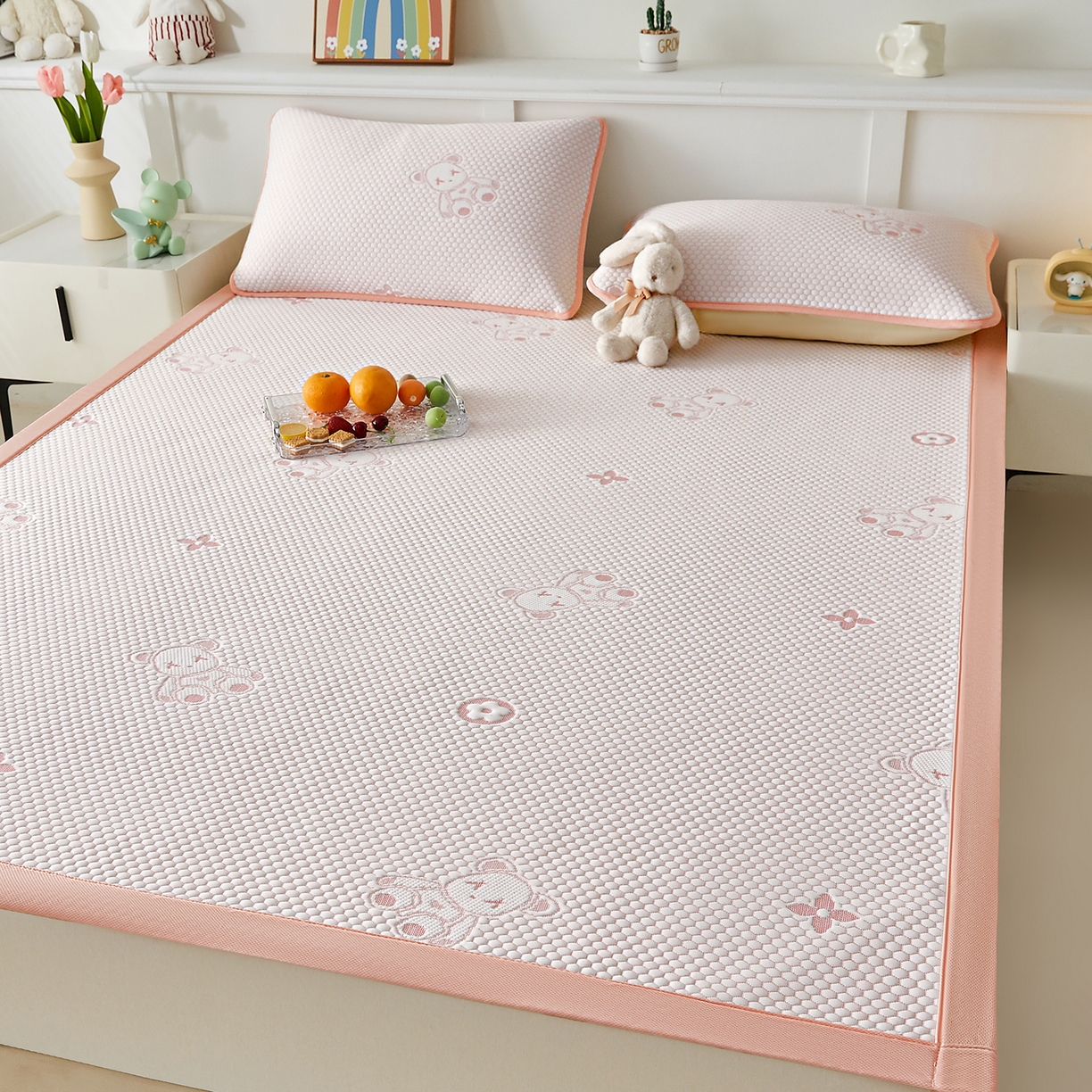 91家纺网 家纺一手货源 找家纺 家品罗兰 2026新款夏季A类冰豆豆凉席冰丝凉席家用双人冰丝席床单可机洗水洗单人学生宿舍夏天空调软席三件套大床 抱抱熊-粉