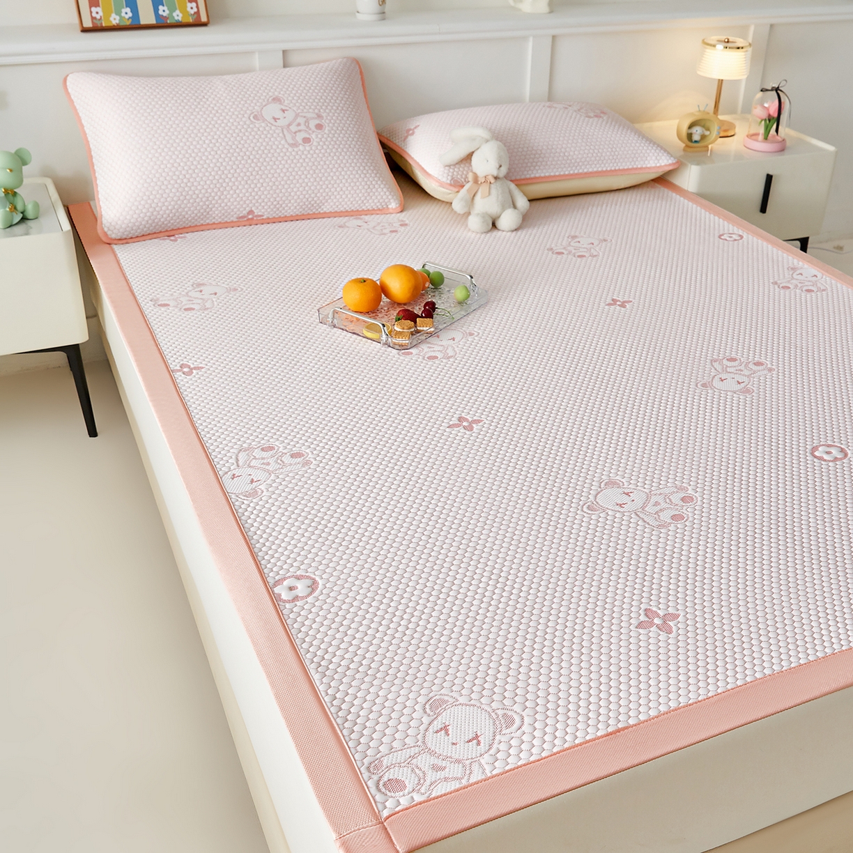 91家纺网 家纺一手货源 找家纺 家品罗兰 2026新款夏季A类冰豆豆凉席冰丝凉席家用双人冰丝席床单可机洗水洗单人学生宿舍夏天空调软席三件套大床 抱抱熊-粉