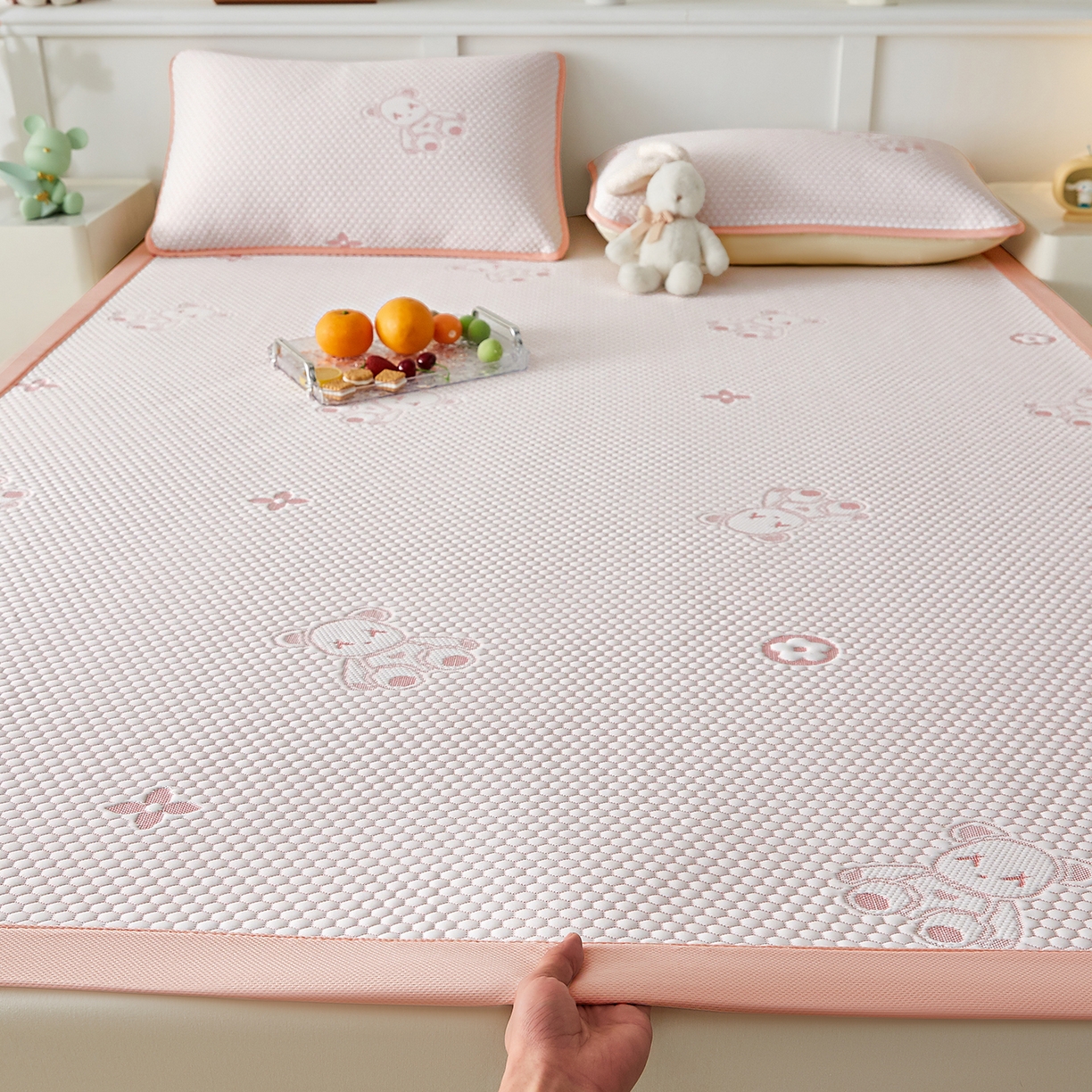 91家纺网 家纺一手货源 找家纺 家品罗兰 2026新款夏季A类冰豆豆凉席冰丝凉席家用双人冰丝席床单可机洗水洗单人学生宿舍夏天空调软席三件套大床 抱抱熊-粉