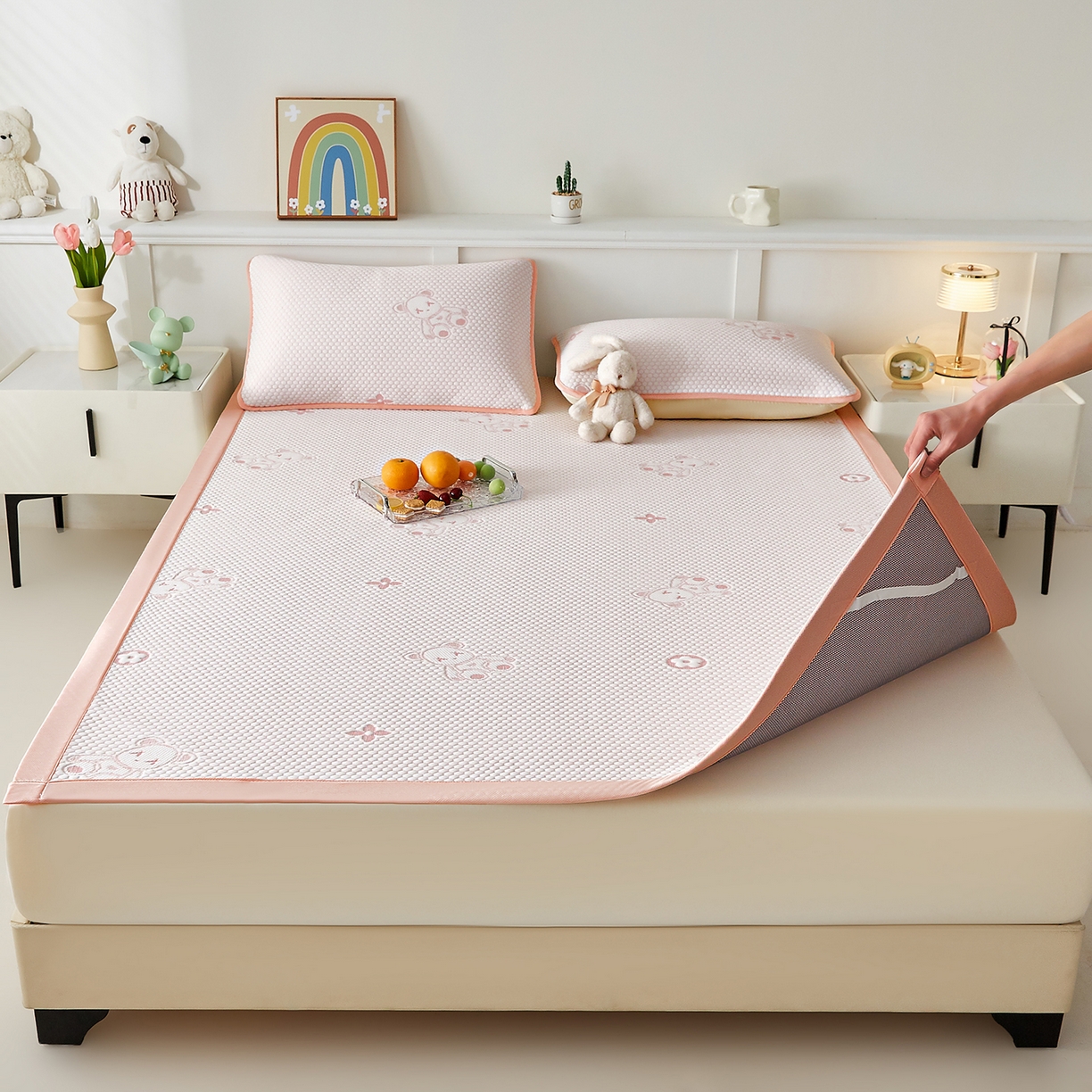 91家纺网 家纺一手货源 找家纺 家品罗兰 2026新款夏季A类冰豆豆凉席冰丝凉席家用双人冰丝席床单可机洗水洗单人学生宿舍夏天空调软席三件套大床 抱抱熊-粉