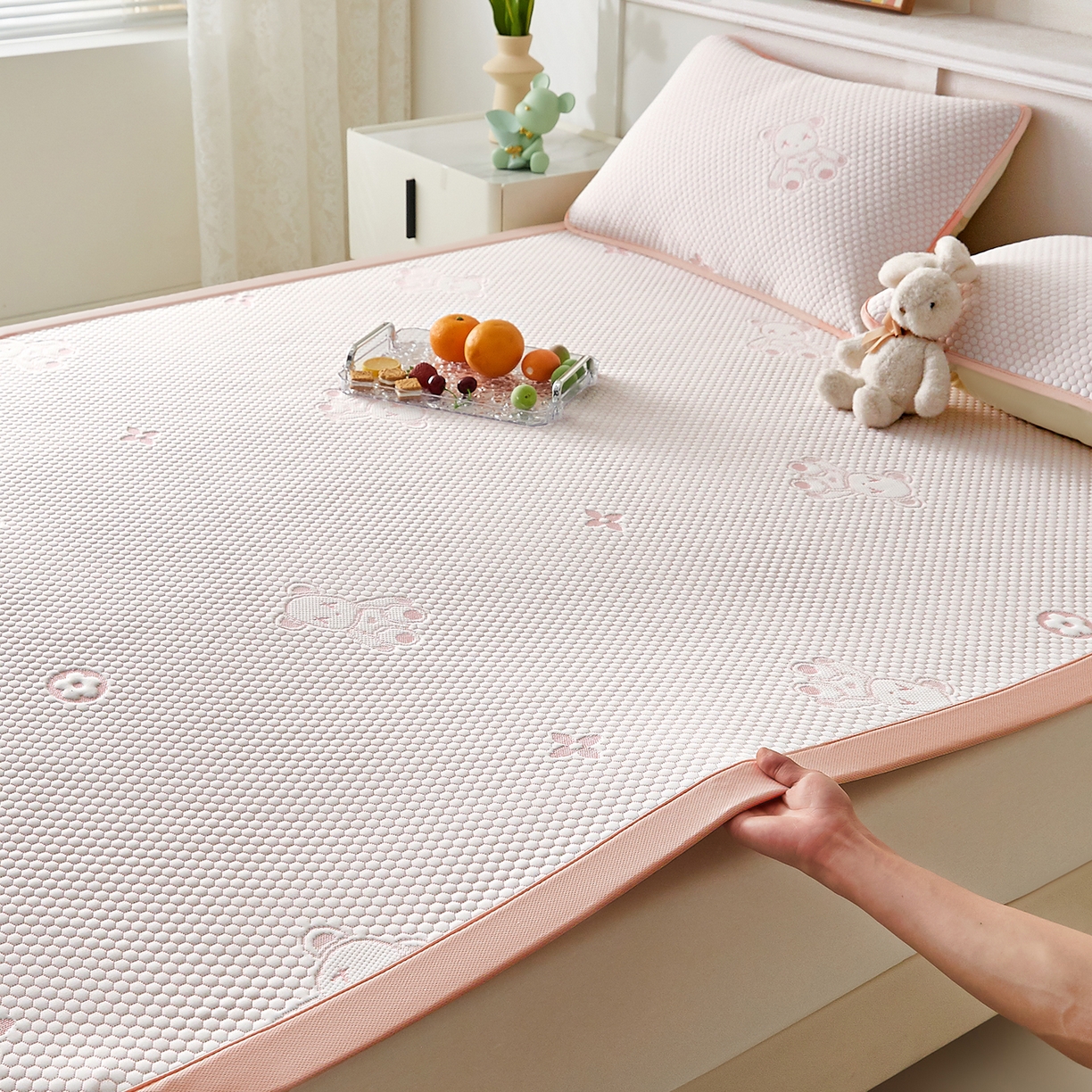 91家纺网 家纺一手货源 找家纺 家品罗兰 2026新款夏季A类冰豆豆凉席冰丝凉席家用双人冰丝席床单可机洗水洗单人学生宿舍夏天空调软席三件套大床 抱抱熊-粉