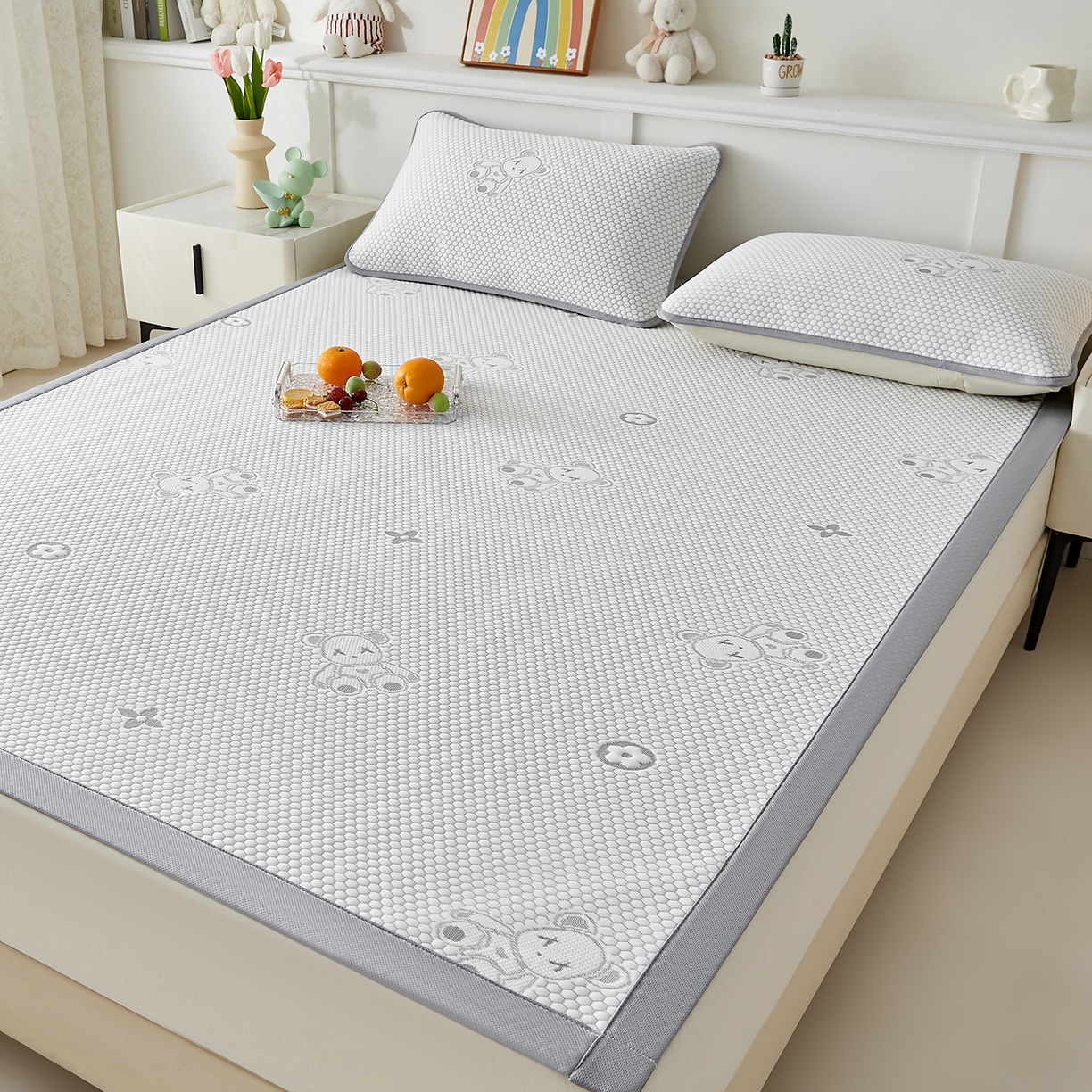 91家纺网 家纺一手货源 找家纺 家品罗兰 2026新款夏季A类冰豆豆凉席冰丝凉席家用双人冰丝席床单可机洗水洗单人学生宿舍夏天空调软席三件套大床 抱抱熊-灰