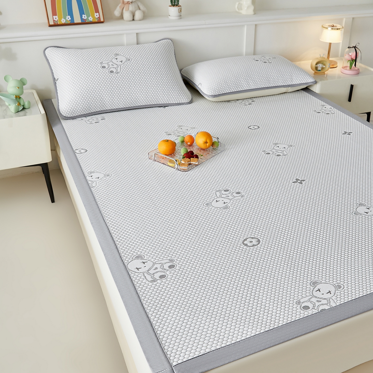 91家纺网 家纺一手货源 找家纺 家品罗兰 2026新款夏季A类冰豆豆凉席冰丝凉席家用双人冰丝席床单可机洗水洗单人学生宿舍夏天空调软席三件套大床 抱抱熊-灰