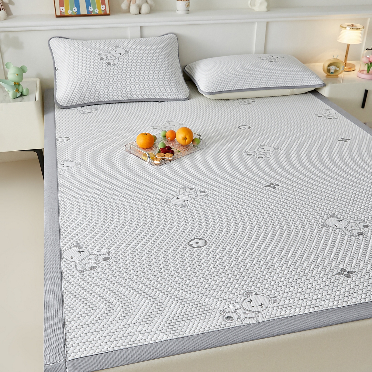 91家纺网 家纺一手货源 找家纺 家品罗兰 2026新款夏季A类冰豆豆凉席冰丝凉席家用双人冰丝席床单可机洗水洗单人学生宿舍夏天空调软席三件套大床 抱抱熊-灰