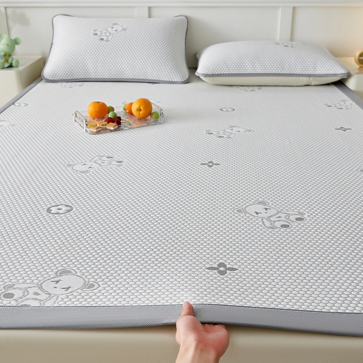 91家纺网 家纺一手货源 找家纺 家品罗兰 2026新款夏季A类冰豆豆凉席冰丝凉席家用双人冰丝席床单可机洗水洗单人学生宿舍夏天空调软席三件套大床 抱抱熊-灰