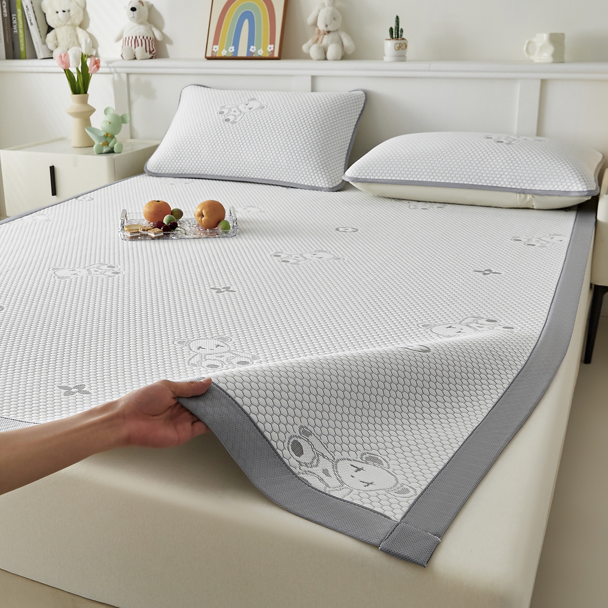 91家纺网 家纺一手货源 找家纺 家品罗兰 2026新款夏季A类冰豆豆凉席冰丝凉席家用双人冰丝席床单可机洗水洗单人学生宿舍夏天空调软席三件套大床 抱抱熊-灰