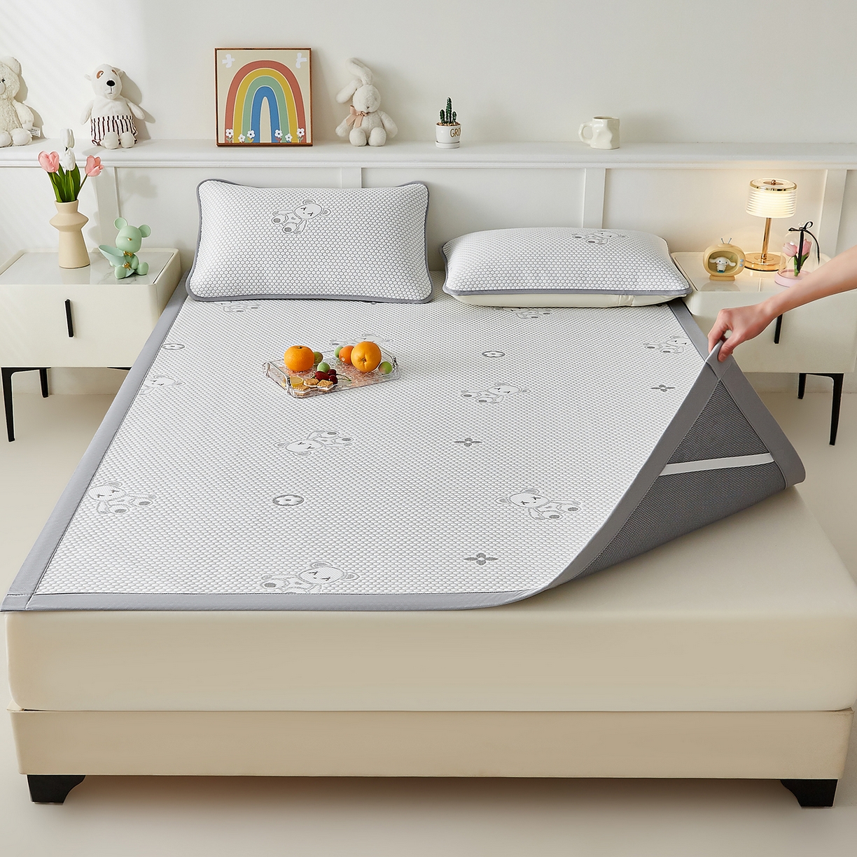 91家纺网 家纺一手货源 找家纺 家品罗兰 2026新款夏季A类冰豆豆凉席冰丝凉席家用双人冰丝席床单可机洗水洗单人学生宿舍夏天空调软席三件套大床 抱抱熊-灰