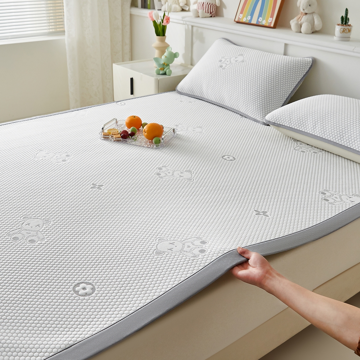 91家纺网 家纺一手货源 找家纺 家品罗兰 2026新款夏季A类冰豆豆凉席冰丝凉席家用双人冰丝席床单可机洗水洗单人学生宿舍夏天空调软席三件套大床 抱抱熊-灰