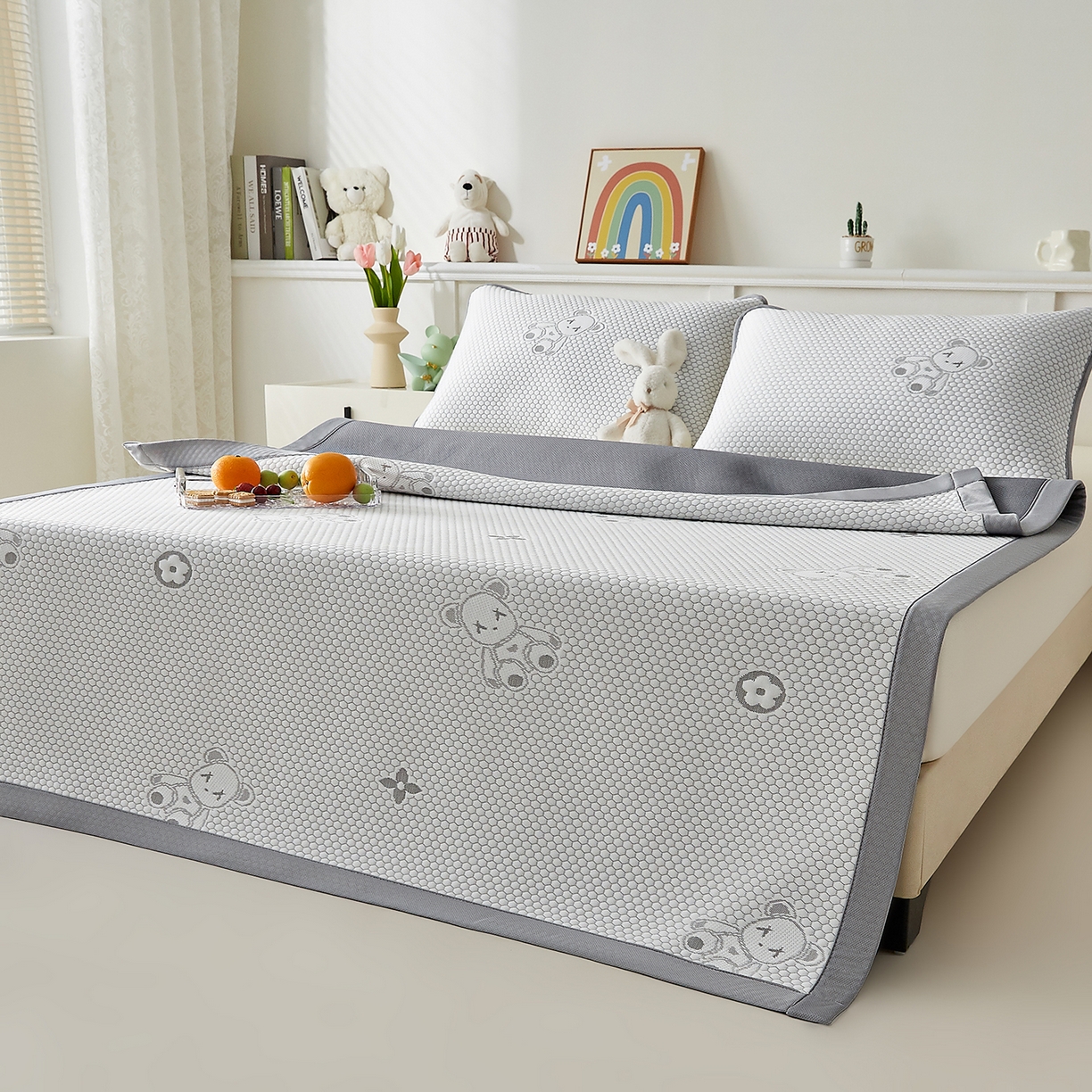 91家纺网 家纺一手货源 找家纺 家品罗兰 2026新款夏季A类冰豆豆凉席冰丝凉席家用双人冰丝席床单可机洗水洗单人学生宿舍夏天空调软席三件套大床 抱抱熊-灰