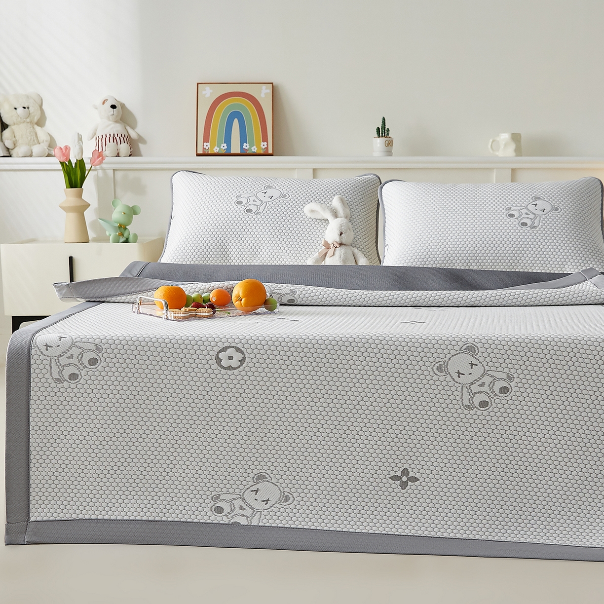 91家纺网 家纺一手货源 找家纺 家品罗兰 2026新款夏季A类冰豆豆凉席冰丝凉席家用双人冰丝席床单可机洗水洗单人学生宿舍夏天空调软席三件套大床 抱抱熊-灰