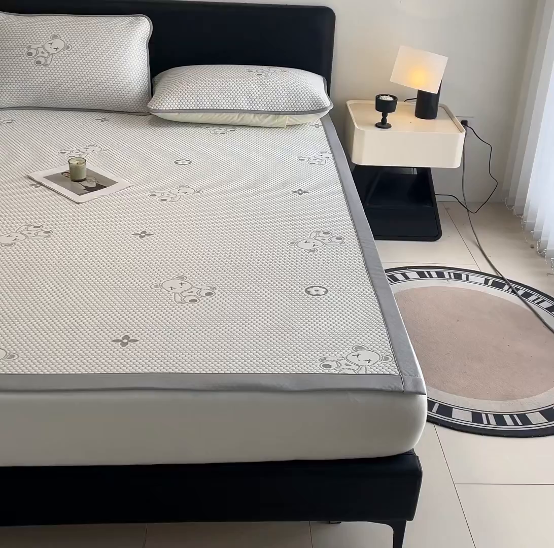 91家纺网 家纺一手货源 找家纺 家品罗兰 2026新款夏季A类冰豆豆凉席冰丝凉席家用双人冰丝席床单可机洗水洗单人学生宿舍夏天空调软席三件套大床 抱抱熊-灰