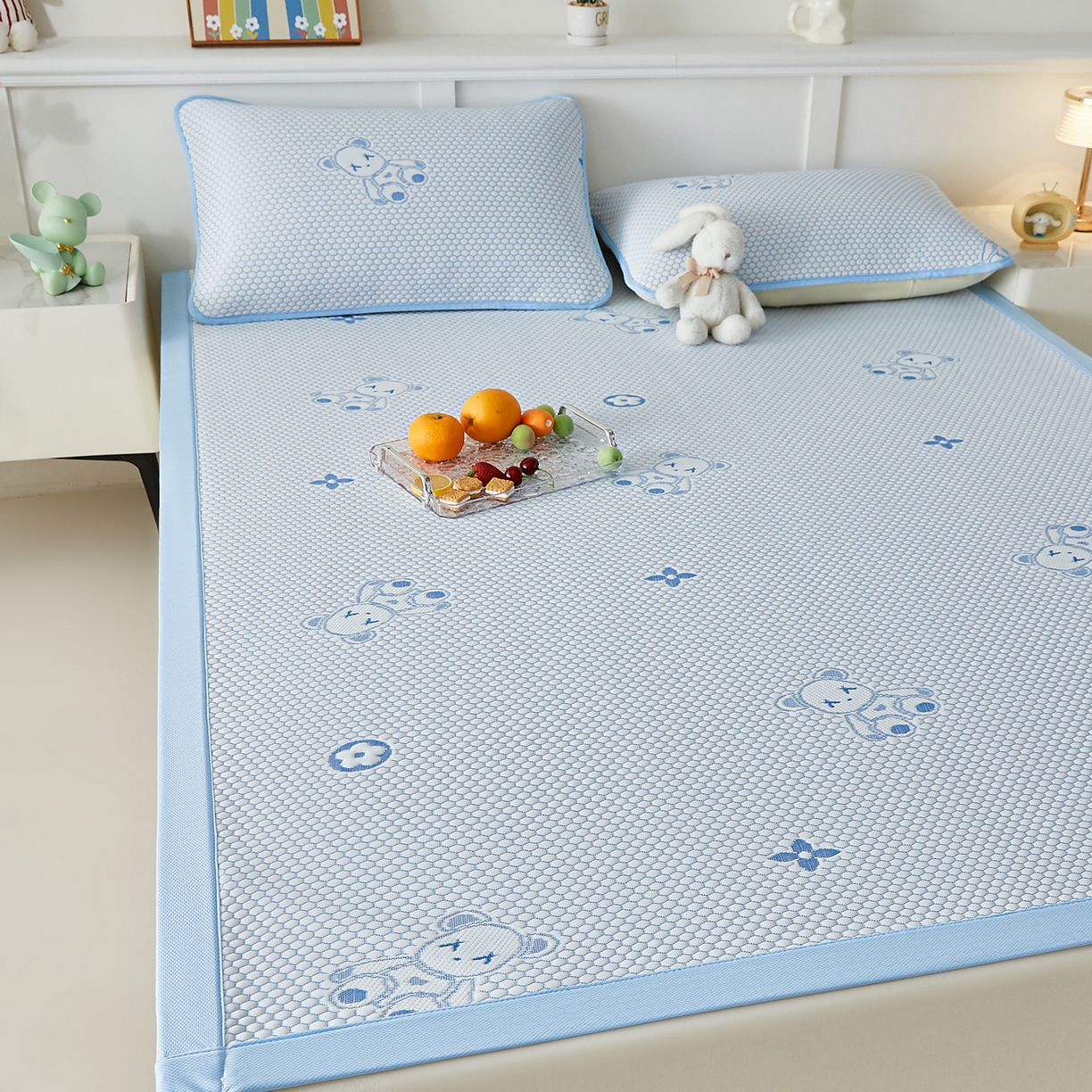 91家纺网 家纺一手货源 找家纺 家品罗兰 2026新款夏季A类冰豆豆凉席冰丝凉席家用双人冰丝席床单可机洗水洗单人学生宿舍夏天空调软席三件套大床 抱抱熊-蓝