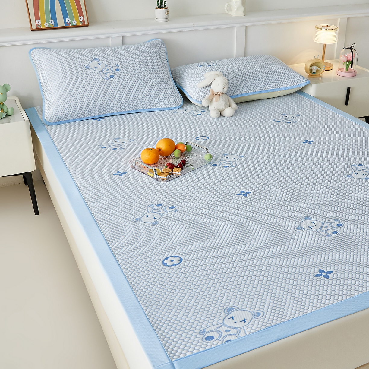 91家纺网 家纺一手货源 找家纺 家品罗兰 2026新款夏季A类冰豆豆凉席冰丝凉席家用双人冰丝席床单可机洗水洗单人学生宿舍夏天空调软席三件套大床 抱抱熊-蓝